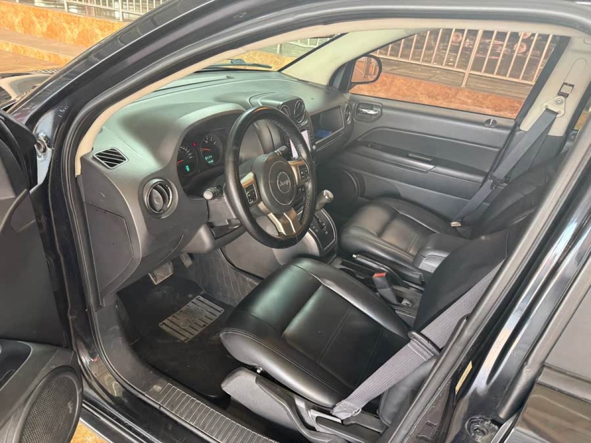 Jeep 指南者  2013款 2.4L 四驅(qū)豪華版圖片