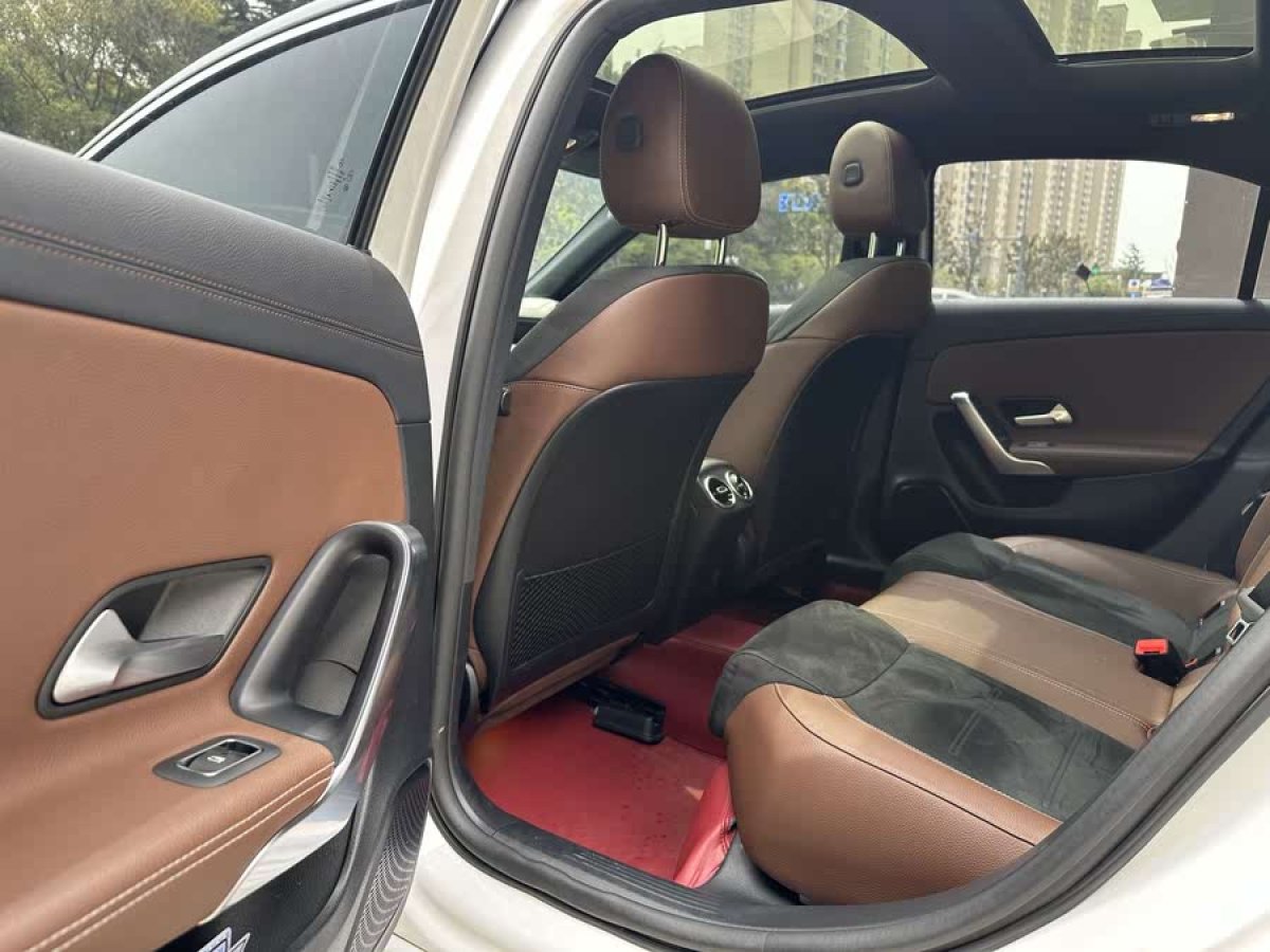 奔馳 奔馳A級  2021款 A 200 L 運(yùn)動轎車時尚型圖片