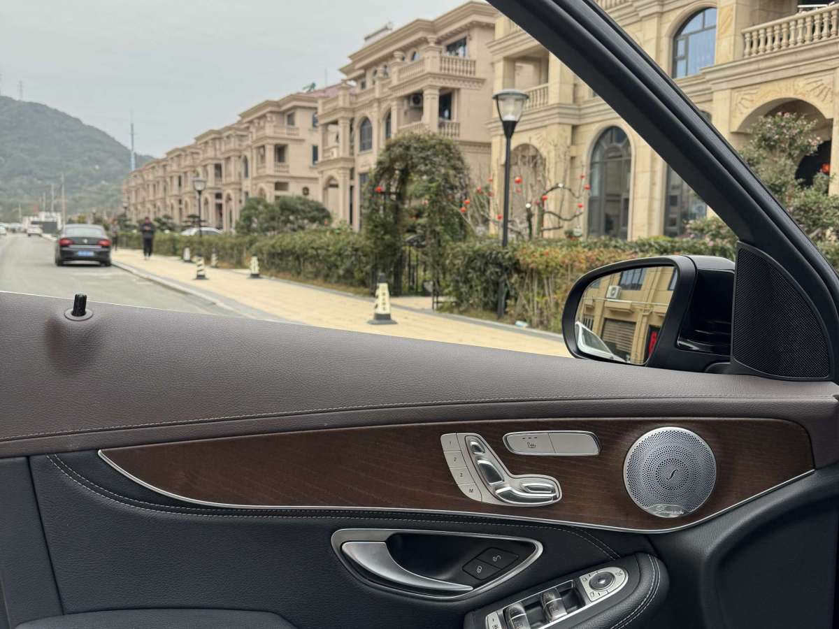 2019年5月奔驰 奔驰GLC  2019款 改款 GLC 300 L 4MATIC 动感型