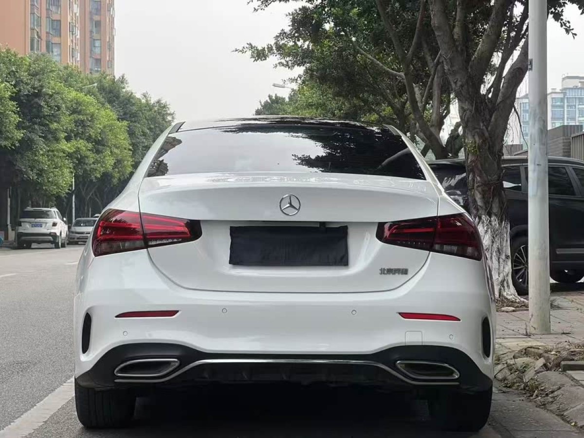 奔馳 奔馳A級(jí)  2021款 改款 A 180 L 運(yùn)動(dòng)轎車圖片
