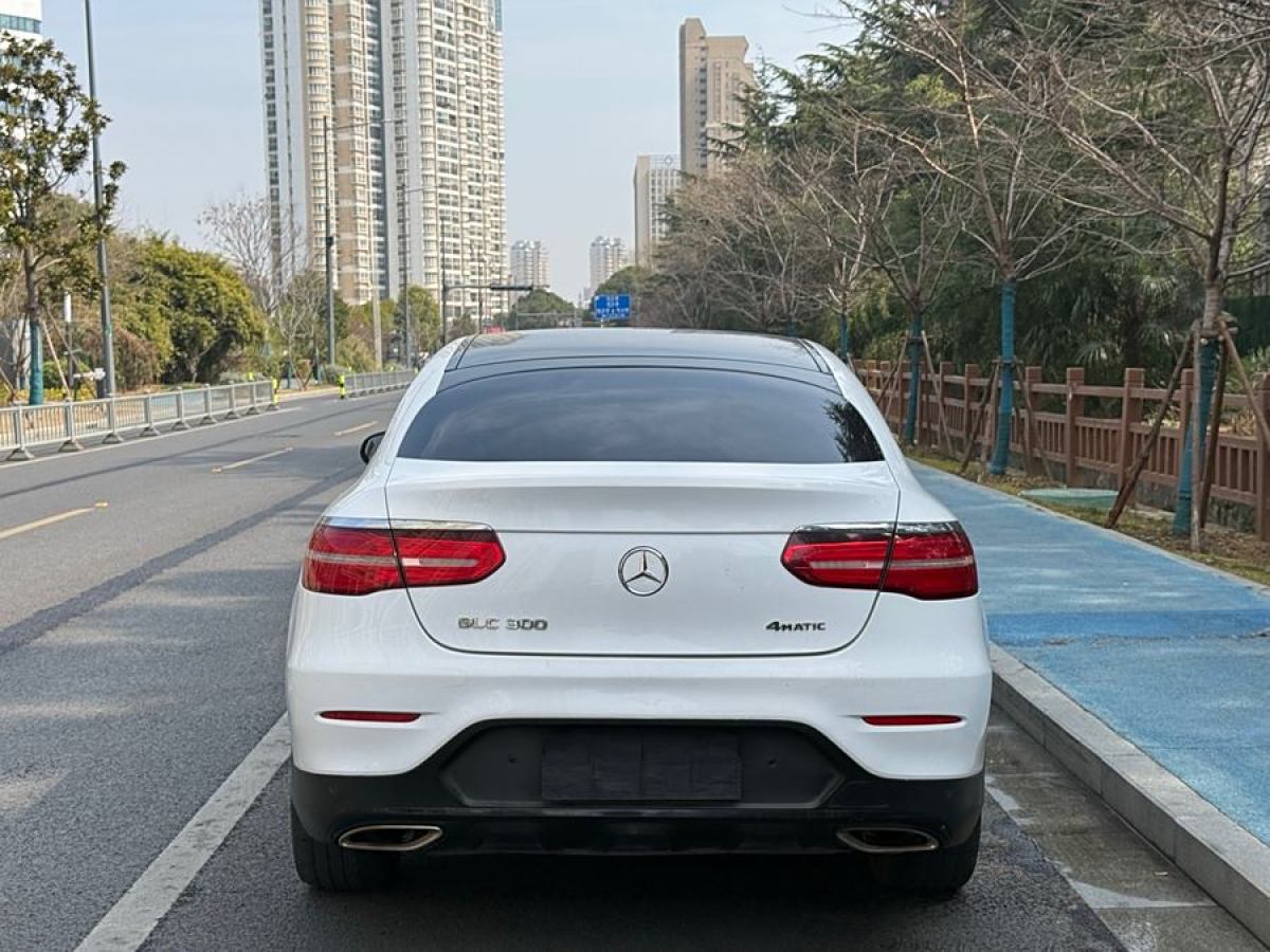 奔馳 奔馳GLC  2022款 改款 GLC 260 4MATIC 轎跑SUV圖片