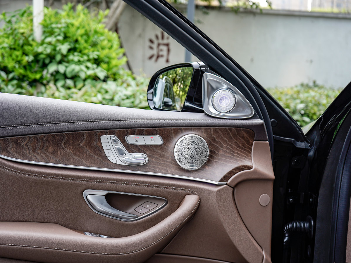 奔馳 奔馳E級(jí)  2022款 改款三 E 300 L 豪華型圖片