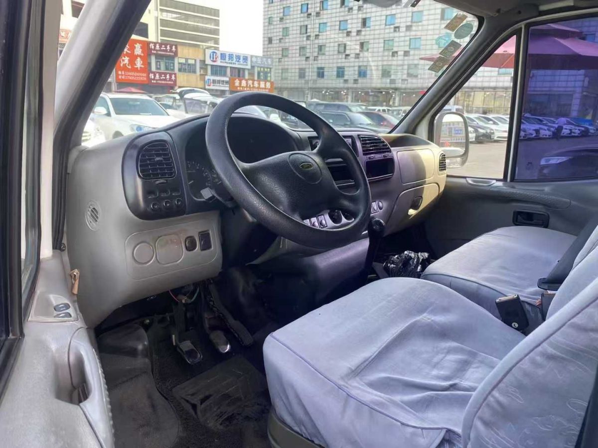 福特 經(jīng)典全順  2015款 2.4L長(zhǎng)軸15座中頂客車4G64S4N圖片