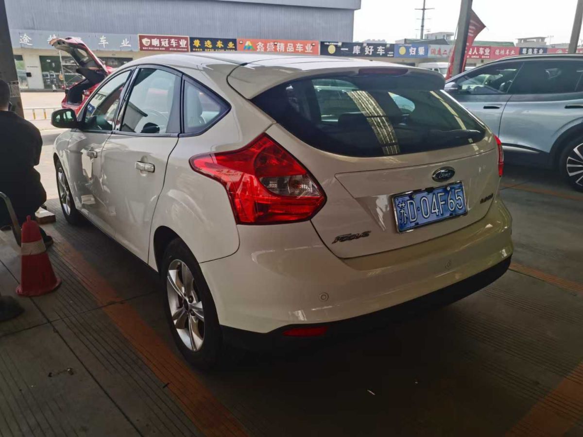 福特 ?？怂? 2014款 兩廂經(jīng)典 1.8L 自動(dòng)酷白典藏版圖片