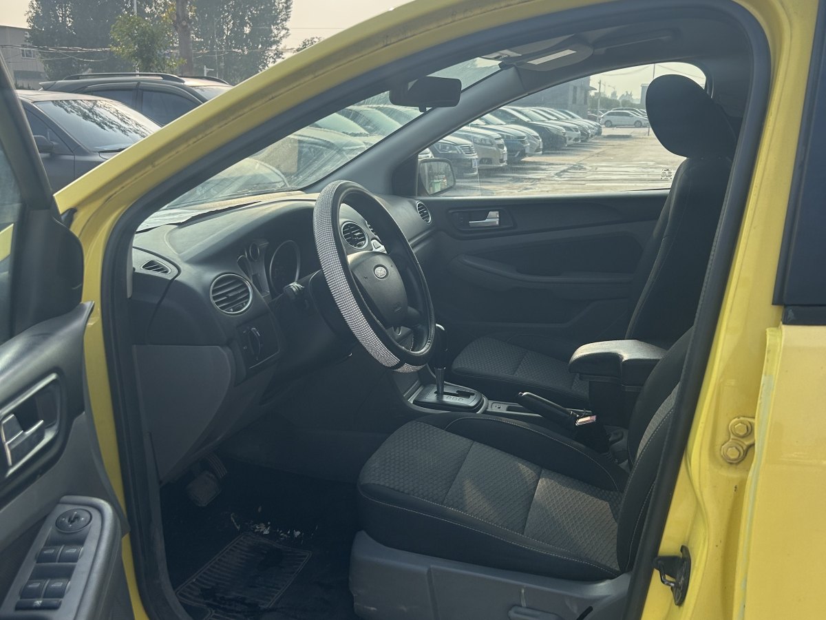 福特 ?？怂? 2013款 兩廂經(jīng)典 1.8L 自動基本型圖片