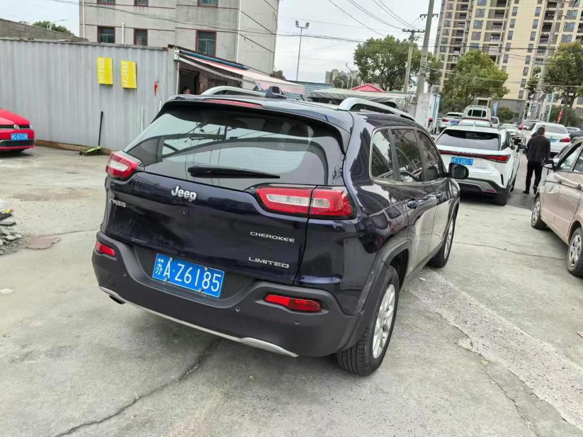 Jeep 自由俠  2018款 互聯(lián)大屏版 180T 自動(dòng)智能版圖片