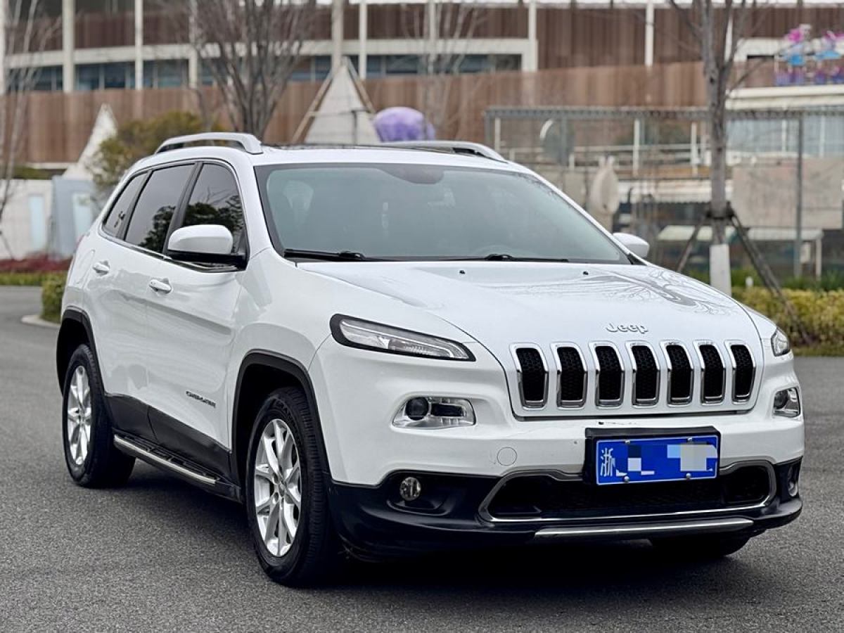 Jeep 自由光  2017款 2.0L 優(yōu)越版圖片