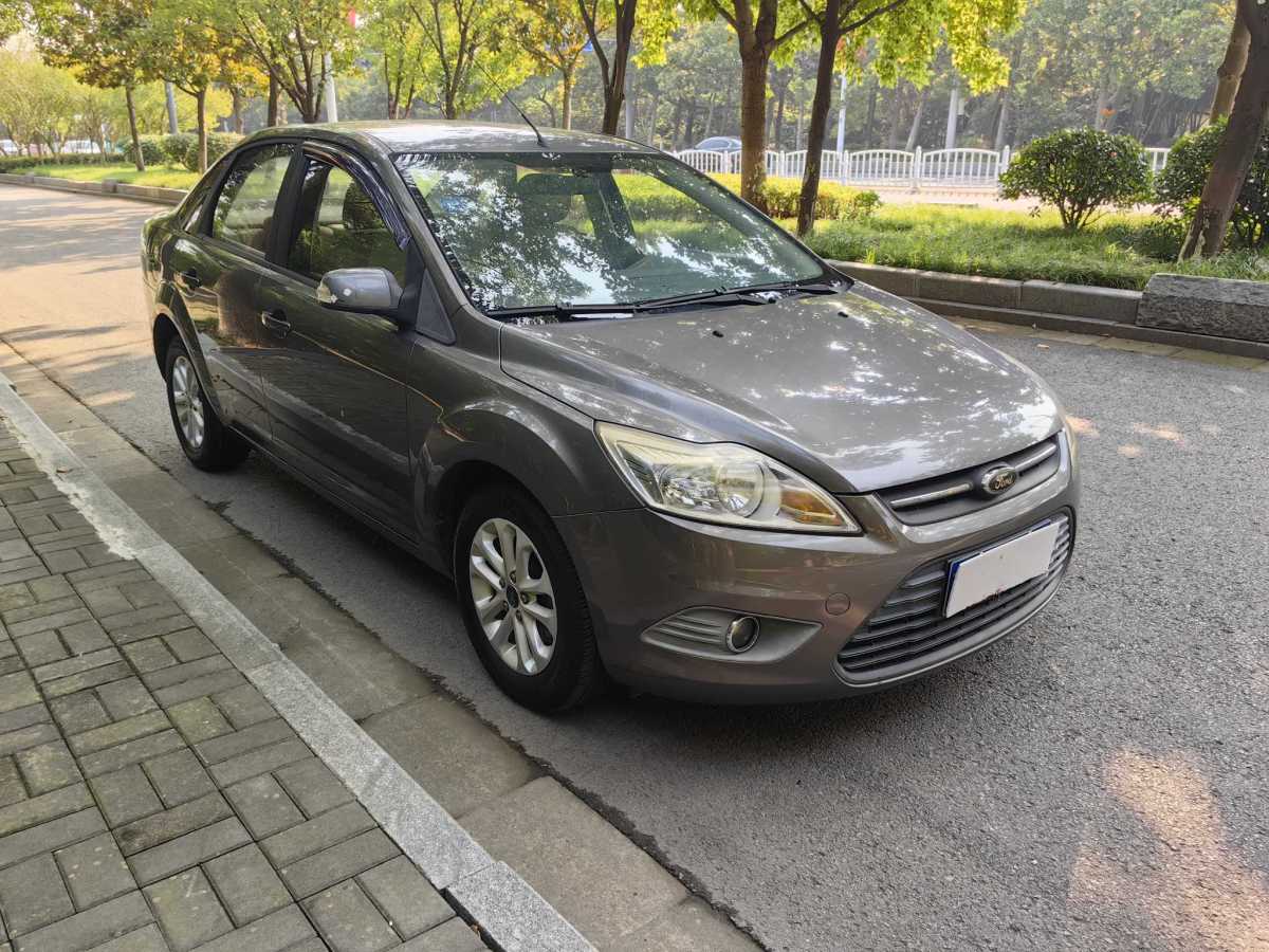 福特 ?？怂? 2013款 三廂經(jīng)典 1.8L 自動(dòng)基本型圖片