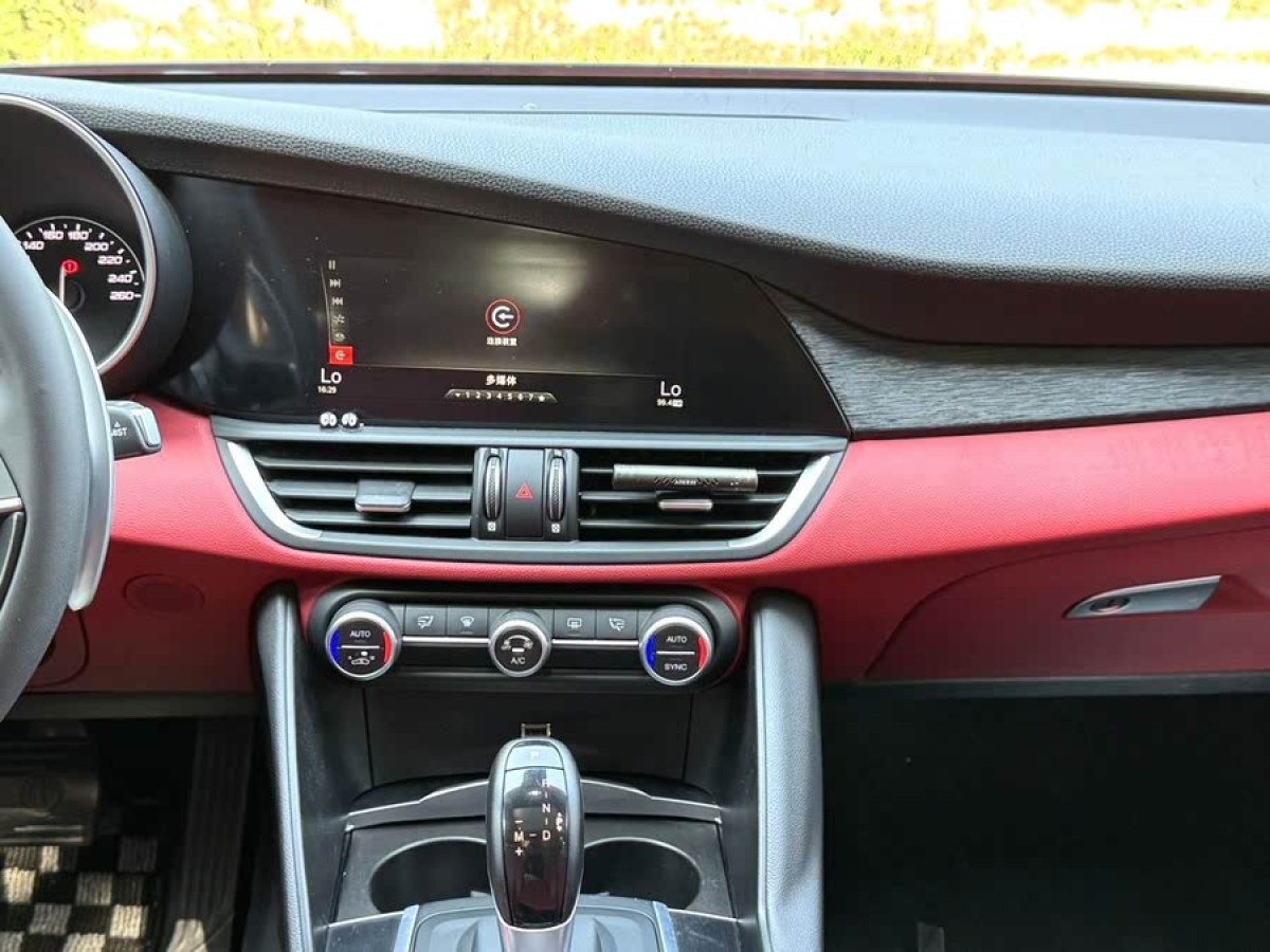 阿爾法·羅密歐 Giulia  2019款 2.0T 280HP Black Package黑標(biāo)限量版圖片