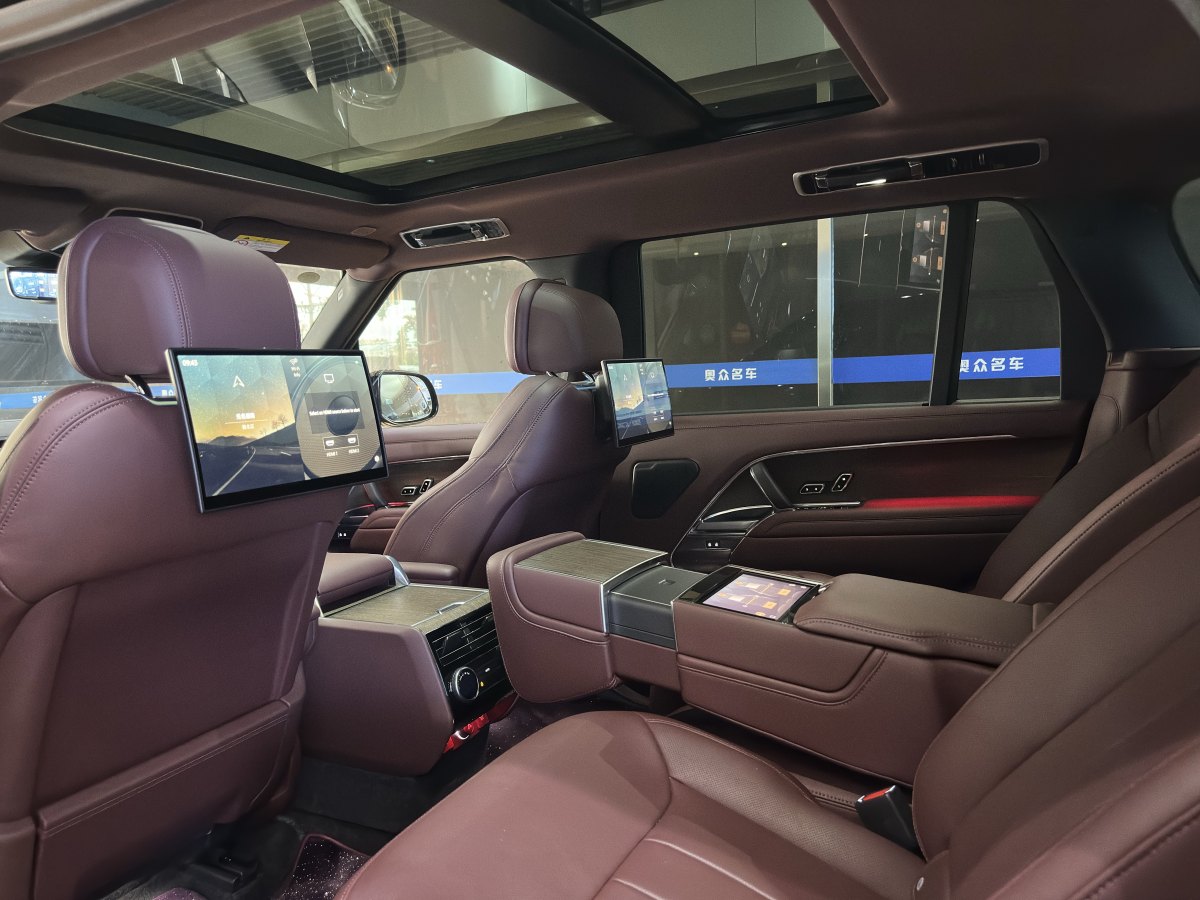 路虎 攬勝  2024款 3.0 L6 400PS 創(chuàng)世加長版圖片