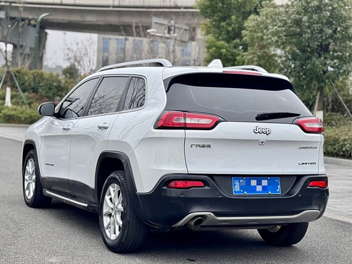 Jeep 自由光  2017款 2.0L 優(yōu)越版圖片