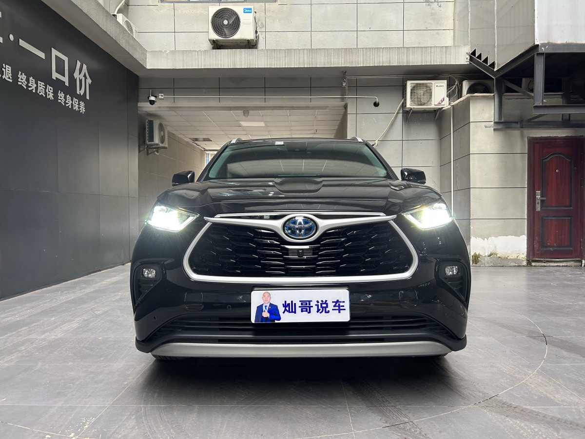2023年10月豐田 漢蘭達  2023款 2.5L智能電混雙擎四驅(qū)尊貴版 7座