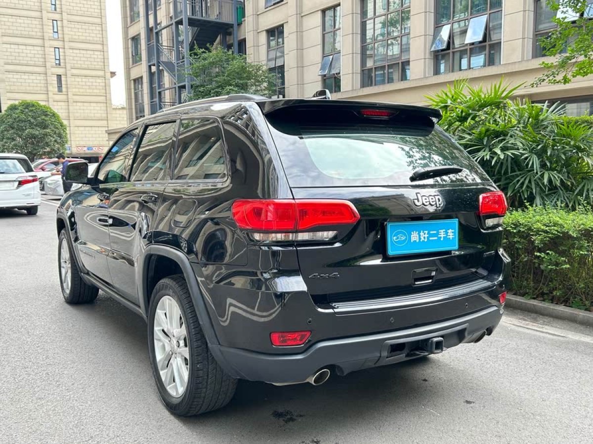 Jeep 大切諾基  2017款 3.0L 精英導(dǎo)航版圖片