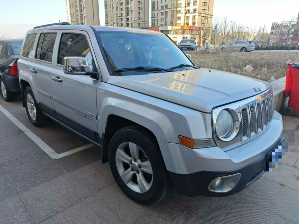 Jeep 自由客  2013款 2.4 豪華導(dǎo)航版圖片