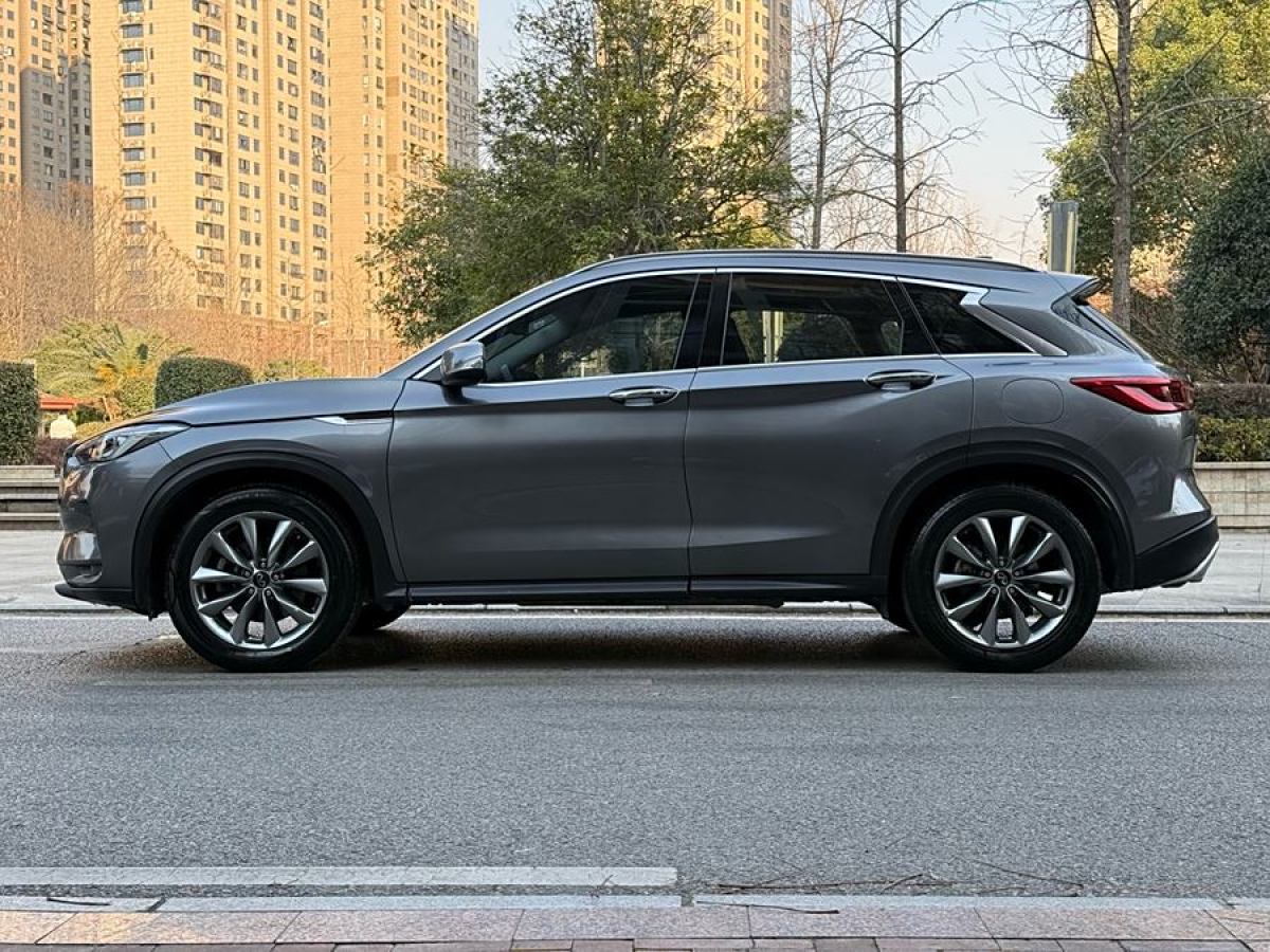 英菲尼迪 QX50  2020款 改款 2.0T 兩驅(qū)時尚版圖片