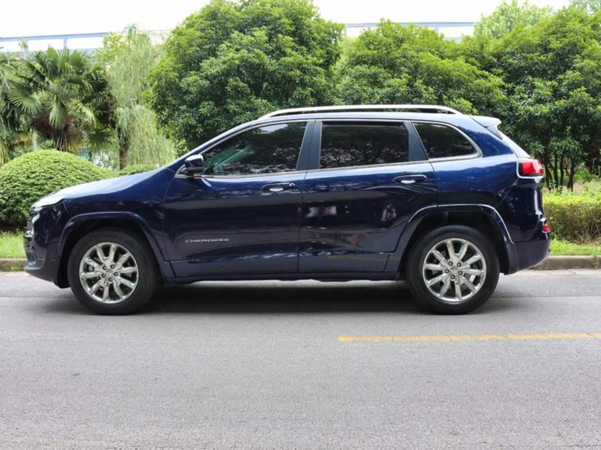 Jeep 自由光  2017款 2.4L 優(yōu)越版圖片