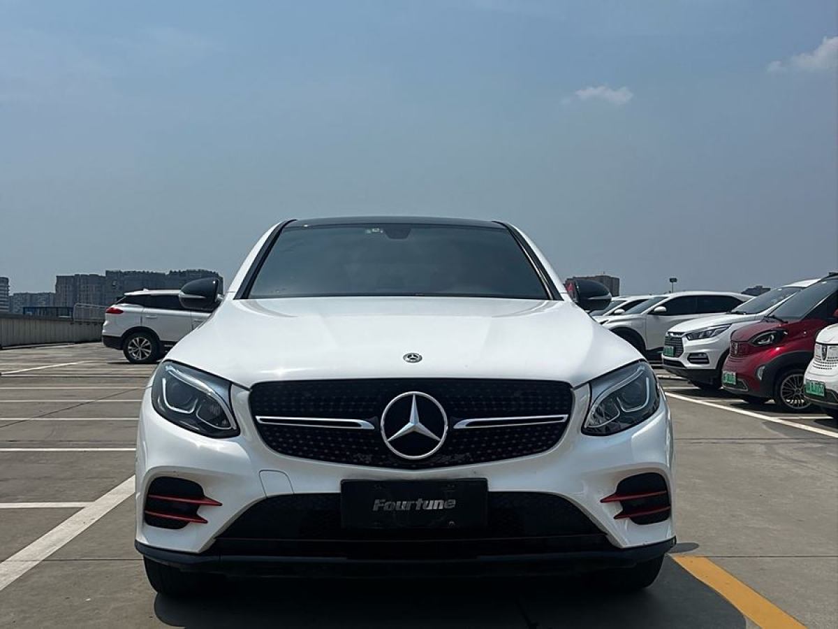 2017年8月奔馳 奔馳GLC  2023款 GLC 300 4MATIC 轎跑SUV