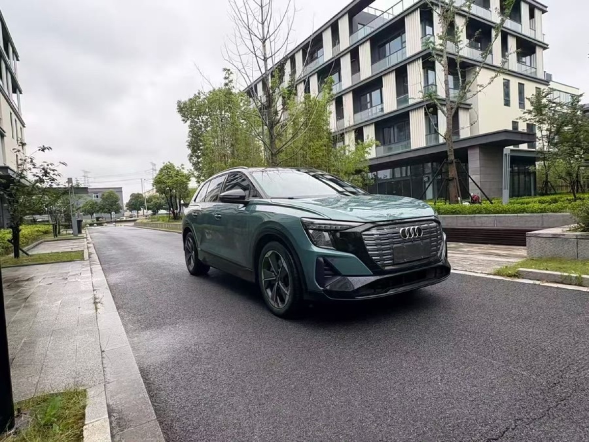 奧迪 奧迪Q5 e-tron  2022款 40 e-tron 星耀型 機(jī)甲套裝圖片