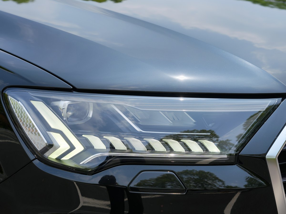 2022年3月奧迪 奧迪Q7  2023款 55 TFSI quattro S line運(yùn)動(dòng)型