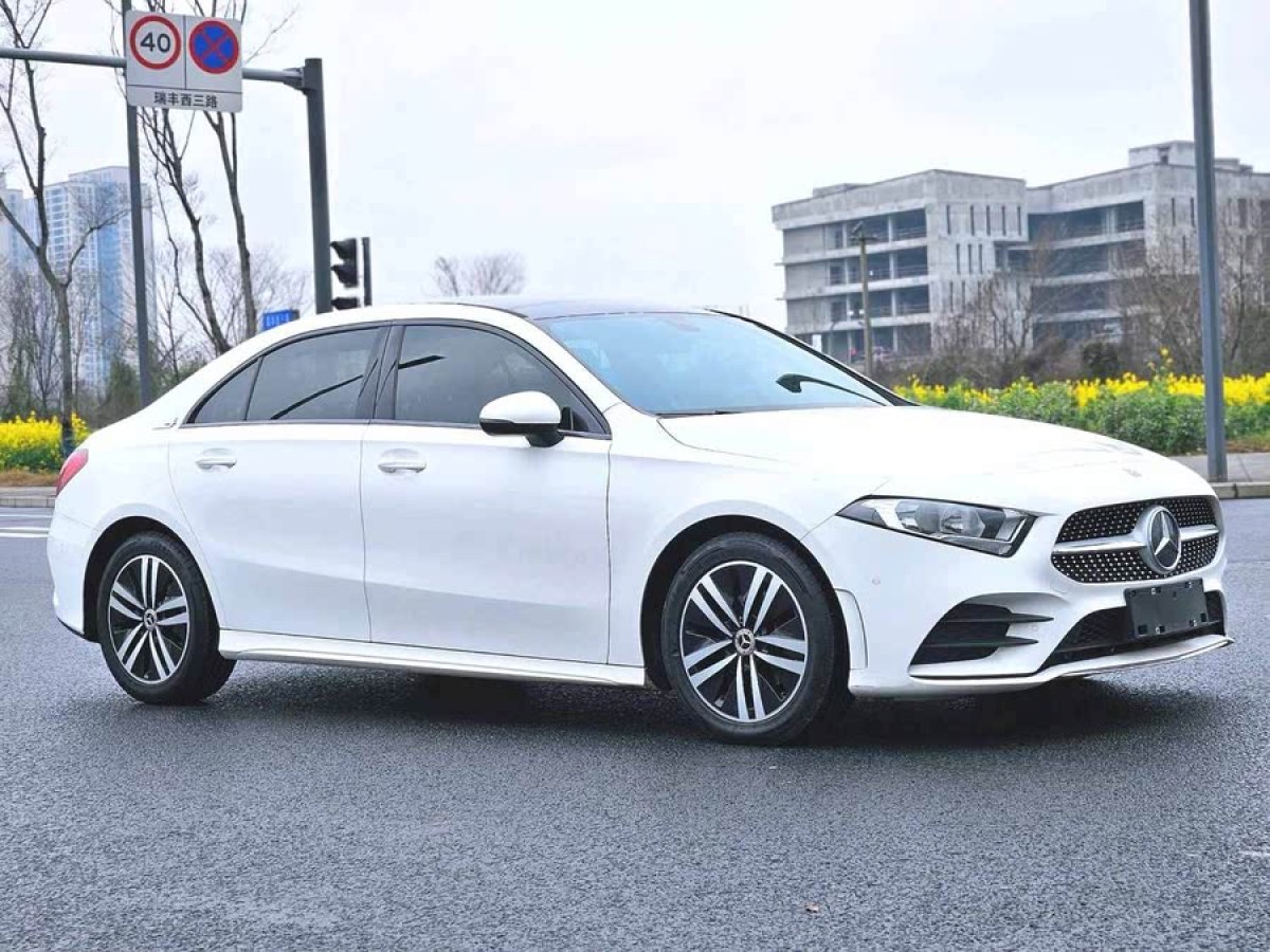 奔馳 奔馳A級(jí)  2019款  改款 A 180 L 運(yùn)動(dòng)轎車圖片