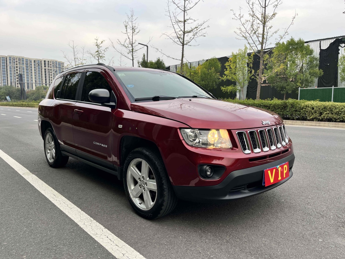 2012年8月Jeep 指南者  2012款 2.4L 四驅(qū)豪華導(dǎo)航版