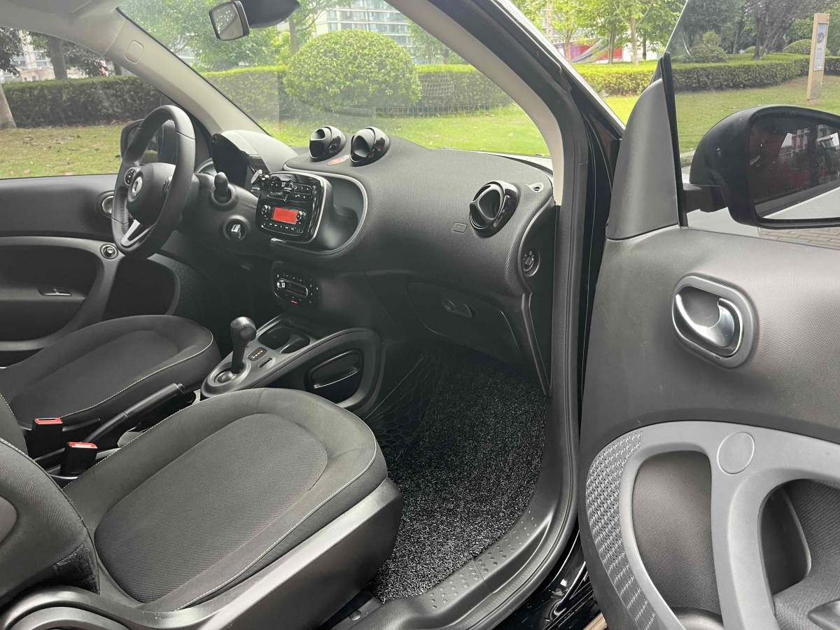 2017年5月smart fortwo  2017款 1.0L 52千瓦魅藍(lán)特別版