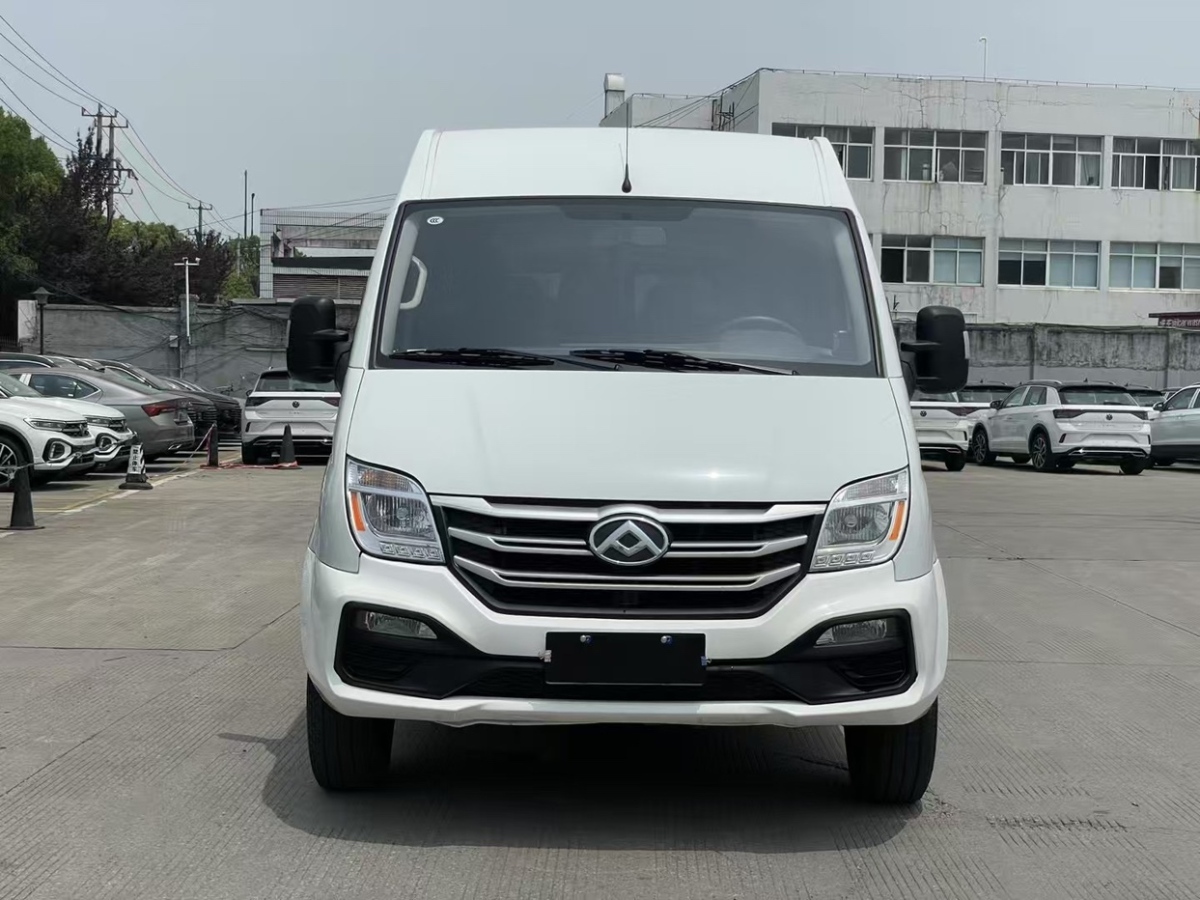 上汽大通 V80  2023款 2.0T 手動(dòng)經(jīng)典傲運(yùn)通長(zhǎng)軸超低頂6/7/8/9座圖片