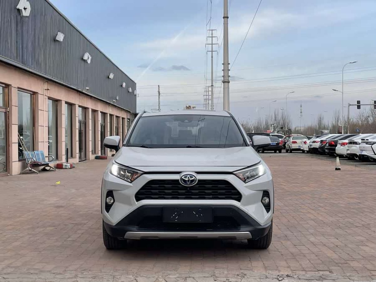 2020年4月豐田 RAV4榮放  2023款 雙擎 2.5L E-CVT四驅(qū)精英Plus版