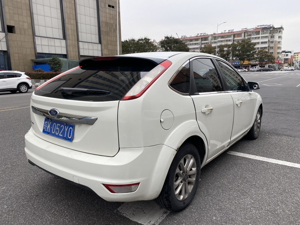 福特 ?？怂? 2013款 兩廂經(jīng)典 1.8L 自動(dòng)基本型圖片