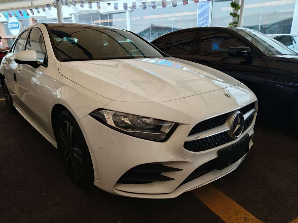 奔馳 奔馳A級  2019款  改款 A 180 L 運(yùn)動轎車圖片