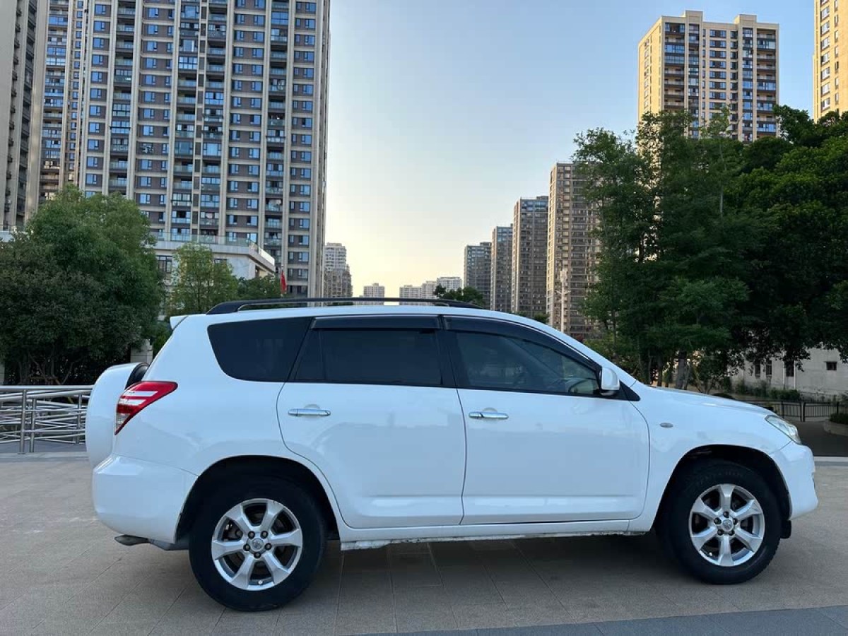 豐田 RAV4榮放  2010款 2.0L 自動(dòng)豪華升級(jí)版圖片