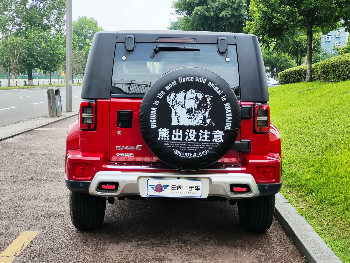 北京 BJ40  2020款 2.0T 自動(dòng)四驅(qū)城市獵人版?zhèn)b客型圖片