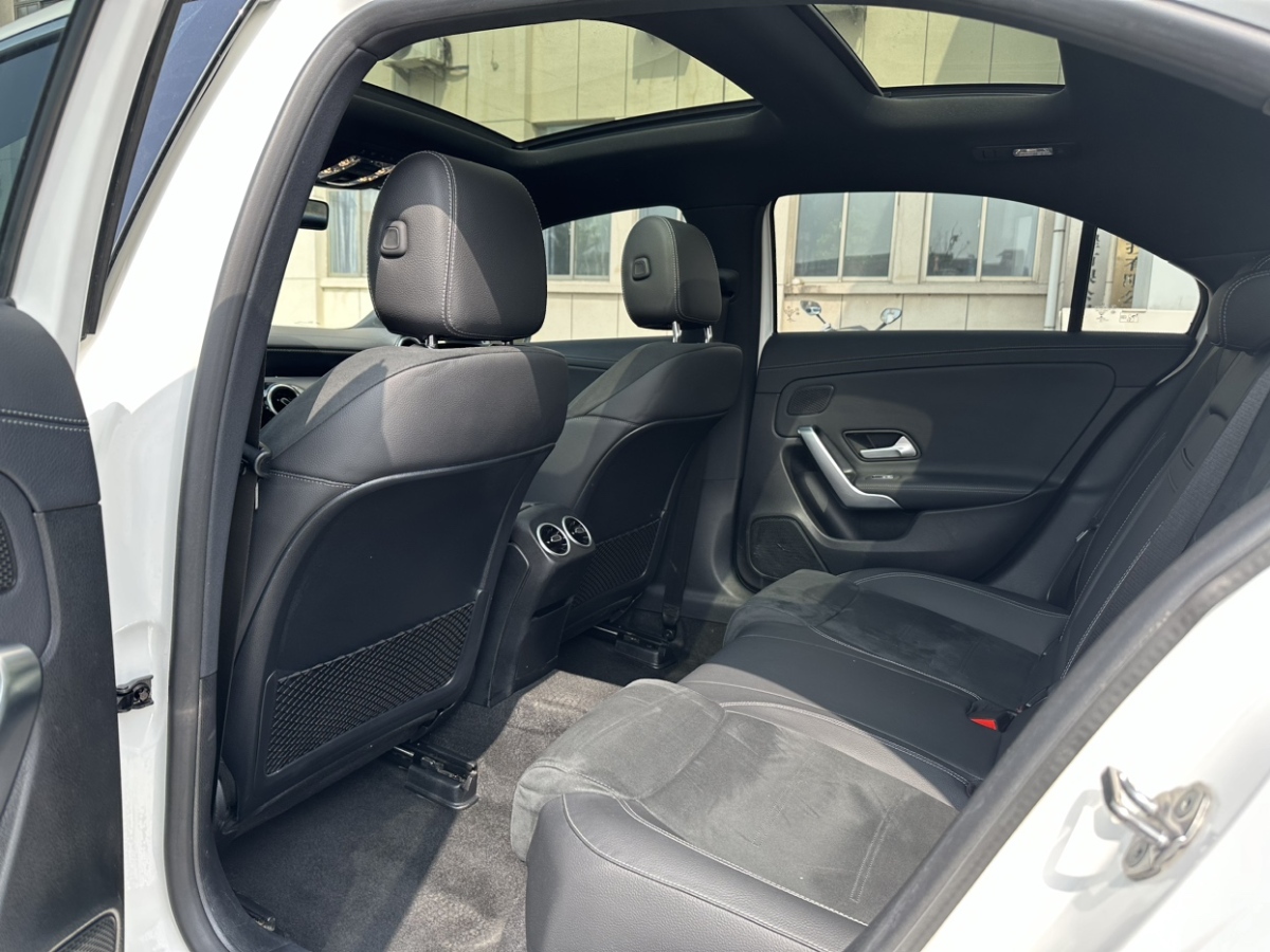 2019年3月奔驰 奔驰A级  2019款  改款 A 200 L 运动轿车