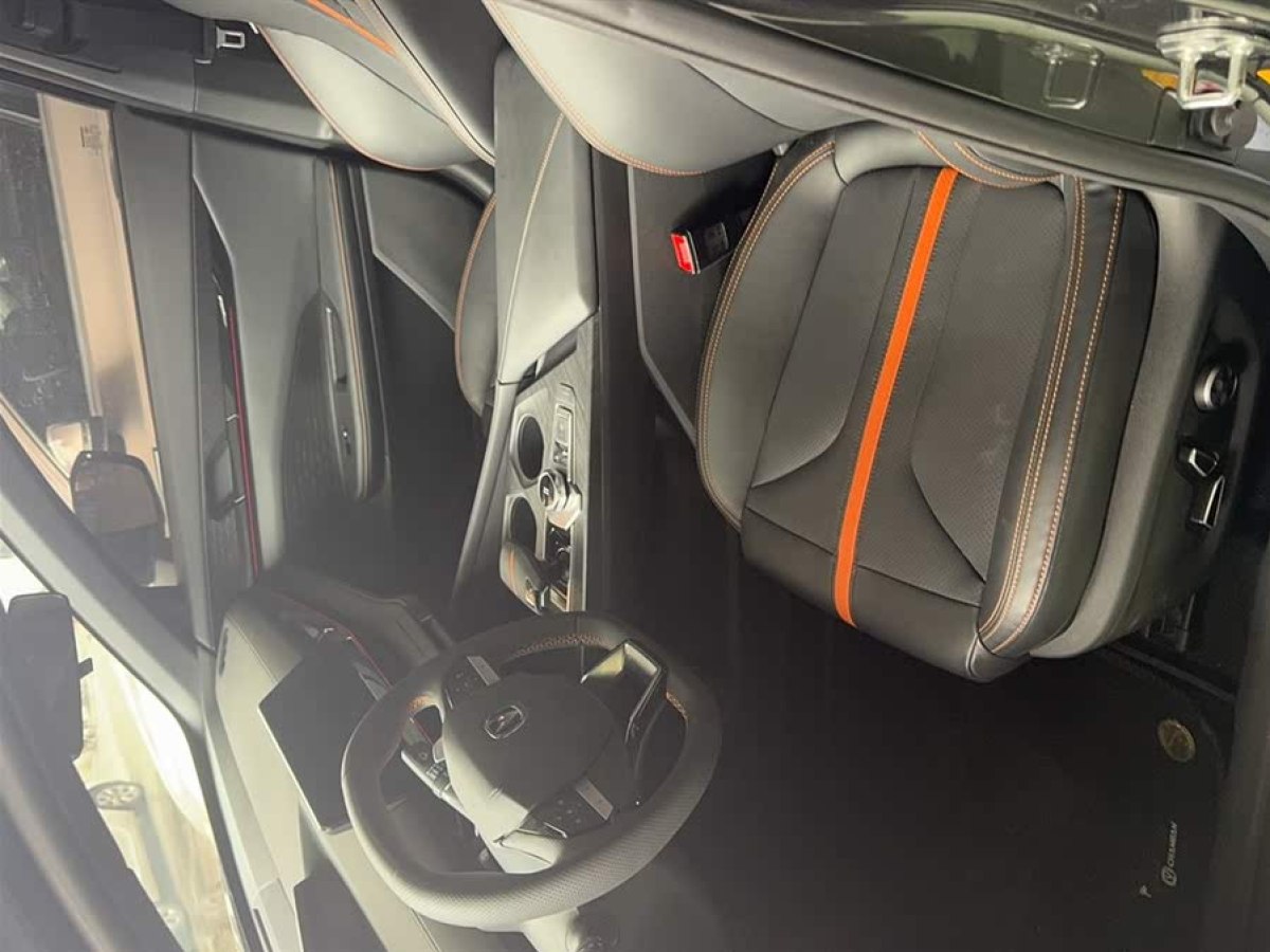 長(zhǎng)安 長(zhǎng)安UNI-V  2024款 1.5T 尊貴型圖片