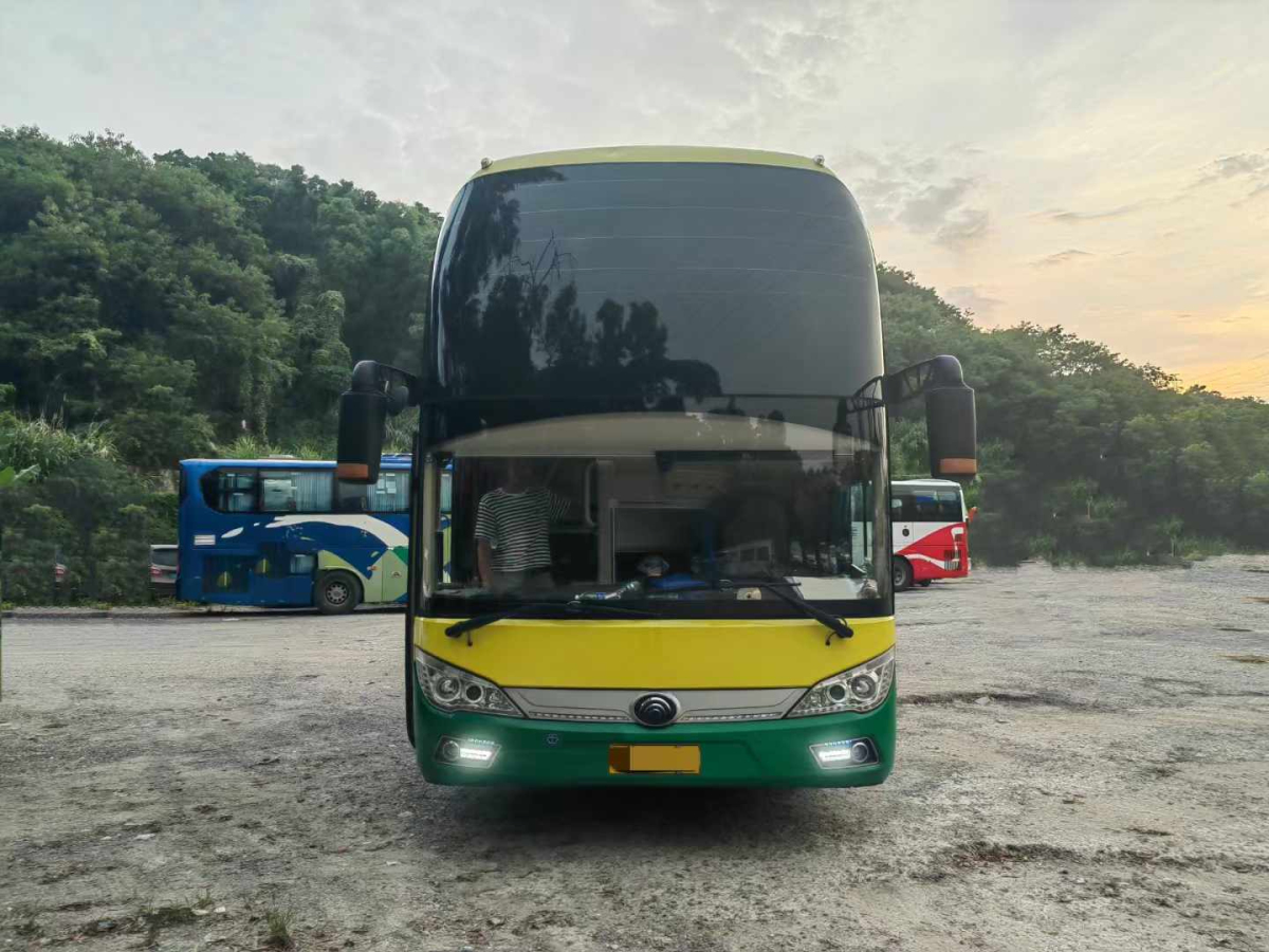 粵牌國五54座大型高一級宇通6118旅游車圖片