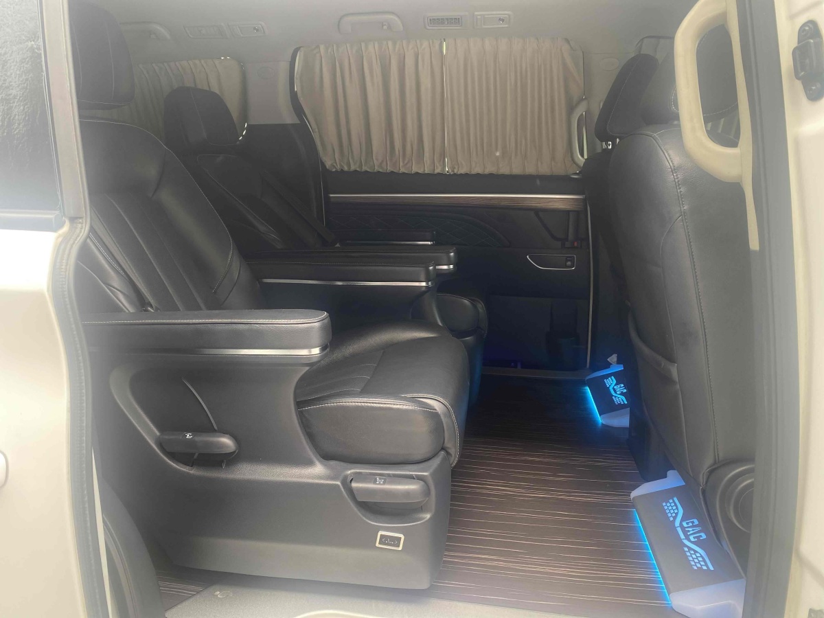 廣汽傳祺 M8  2020款 領(lǐng)航款 390T 尊享版圖片