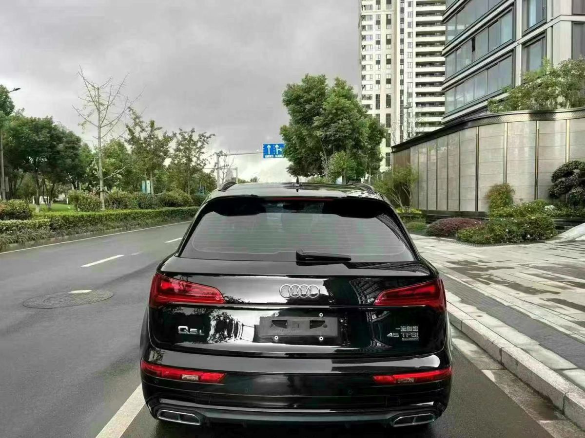 奧迪 奧迪Q5 e-tron  2022款 40 e-tron 星耀型 機(jī)甲套裝圖片