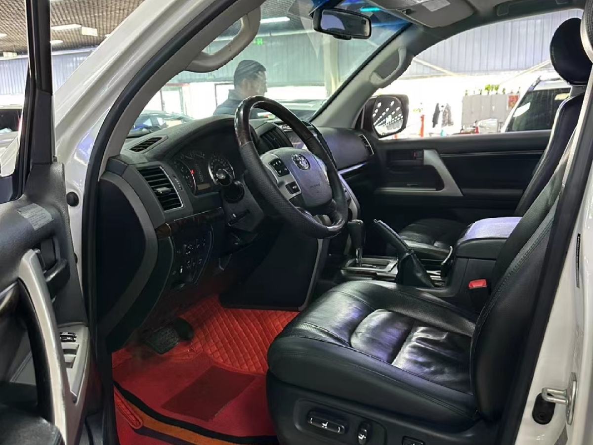 2015年3月丰田 兰德酷路泽  2015款 4.0L V6 中东低配版