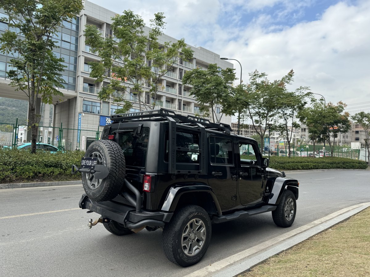 Jeep 牧馬人  2015款 3.0L Sahara 四門舒享版圖片