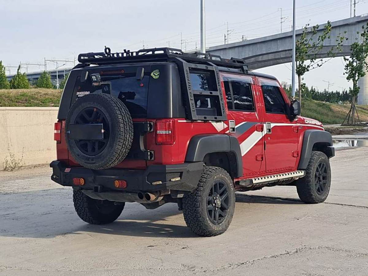 2018年4月北京 BJ40  2017款 40L 2.3T 自動四驅(qū)環(huán)塔冠軍版