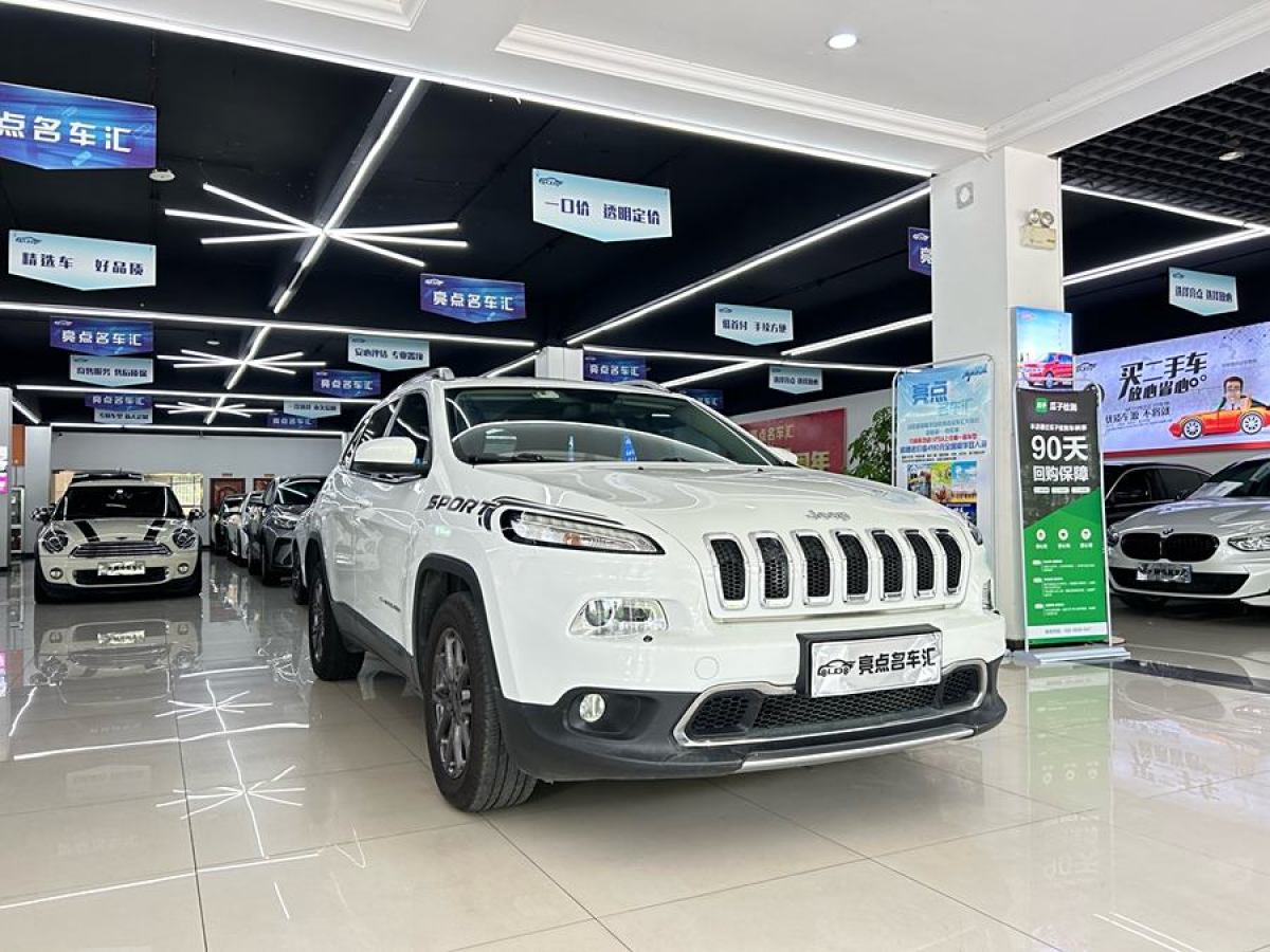 Jeep 自由光  2020款 2.0L 兩驅(qū)經(jīng)典運(yùn)動(dòng)版圖片