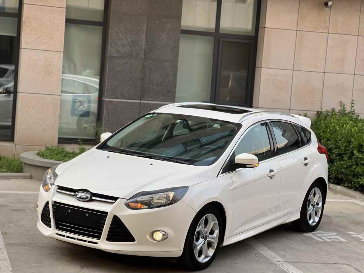 福特 福克斯  2014款 兩廂經(jīng)典 1.8L 手動(dòng)酷白典藏版圖片