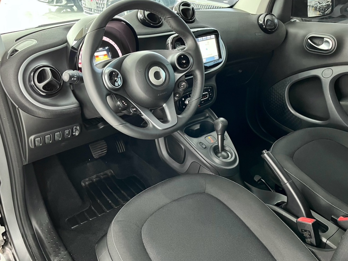 2019年10月smart fortwo  2019款 0.9T 66千瓦硬頂動(dòng)擎版 國(guó)VI