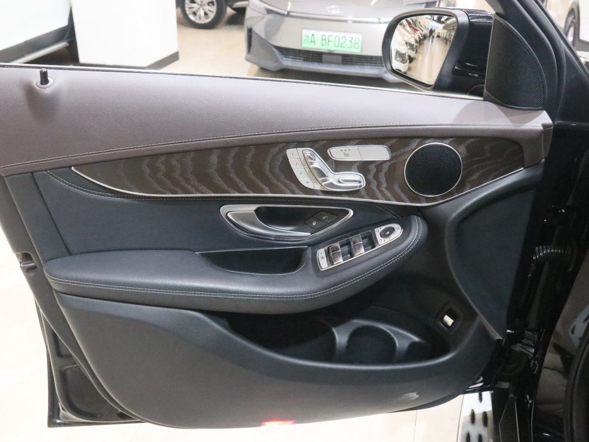 2017年4月奔驰 奔驰GLC  2017款 GLC 300 4MATIC 动感型