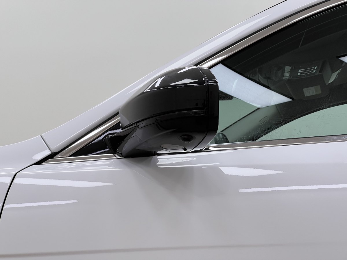 2017年3月捷豹 F-PACE  2016款 2.0T 兩驅(qū)R-Sport運(yùn)動(dòng)版