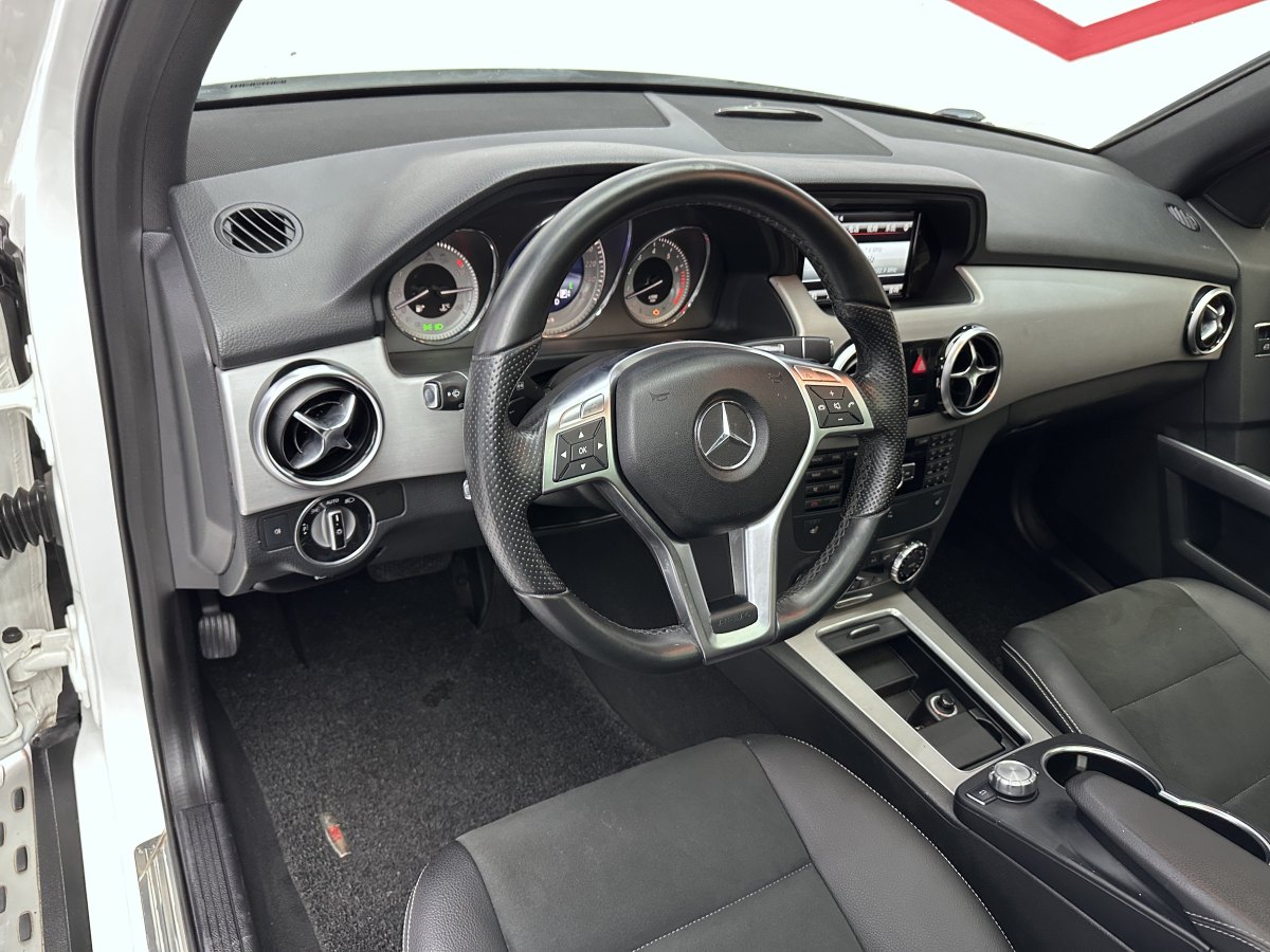 2015年7月奔馳 奔馳GLK級(jí)  2015款 GLK 300 4MATIC 時(shí)尚型 極致版