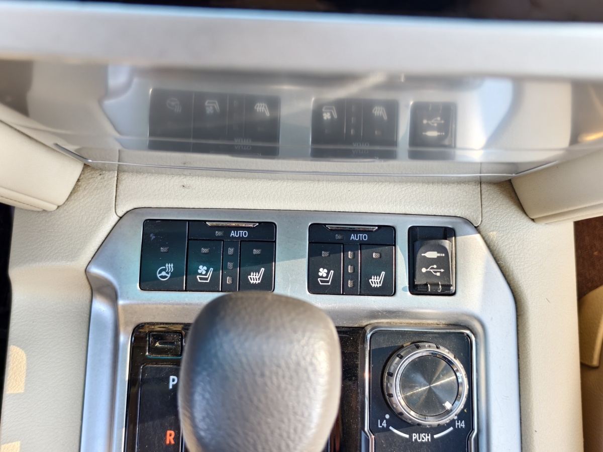 2016年4月丰田 兰德酷路泽  2015款 4.0L V6 中东低配版