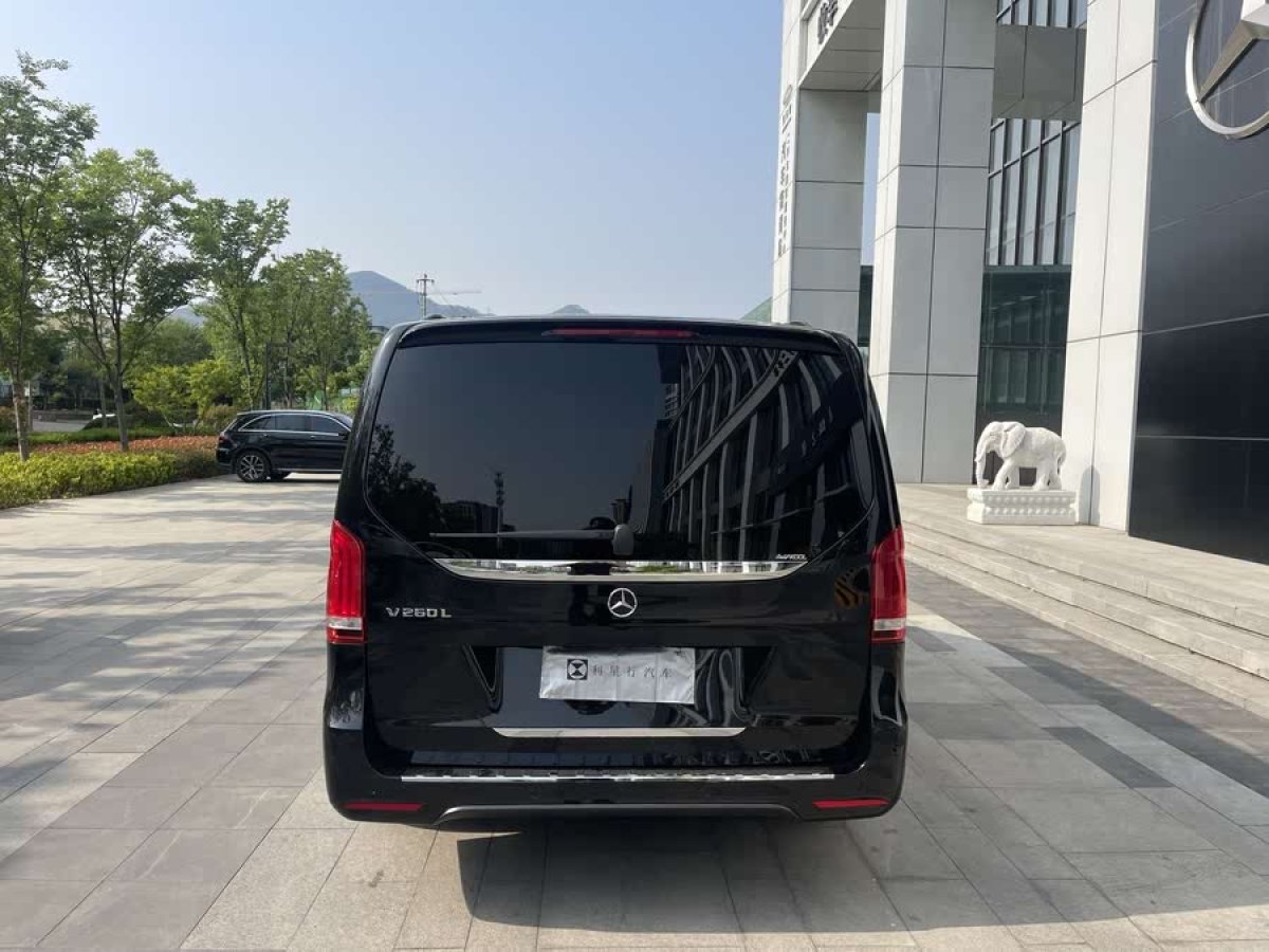 奔馳 V級(jí)  2022款 V 260 L 長(zhǎng)軸距豪華版圖片