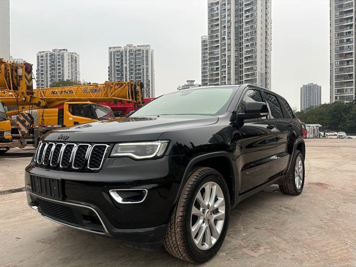 Jeep 大切諾基  2017款 3.0L 精英導(dǎo)航版圖片