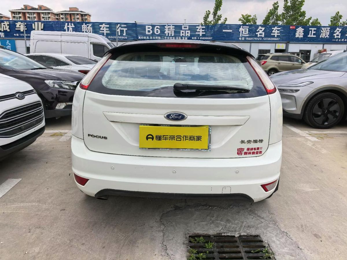 福特 福克斯  2014款 兩廂經(jīng)典 1.8L 手動酷白典藏版圖片